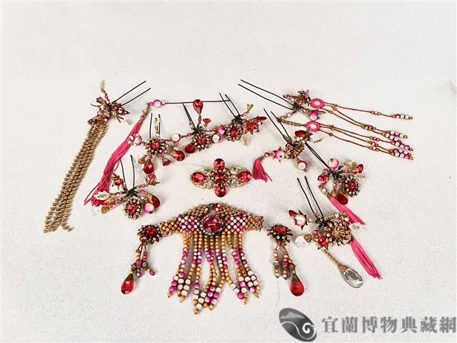 桃紅金邊珠花頭飾藏品圖，第1張