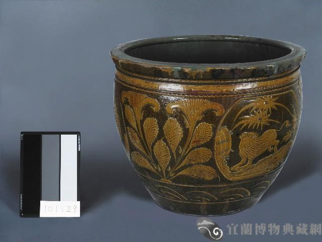 黃釉刻花鳥獸花卉紋水缸藏品圖，第1張