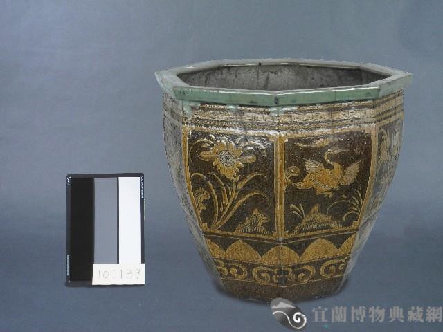 黃釉刻花花鳥紋水缸藏品圖，第1張