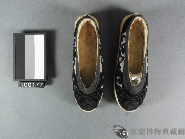彩繡布鞋藏品圖，第1張