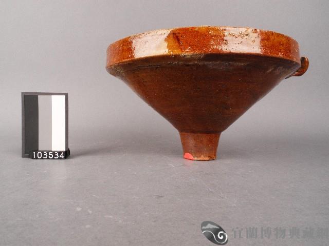 赤釉漏斗藏品圖，第1張