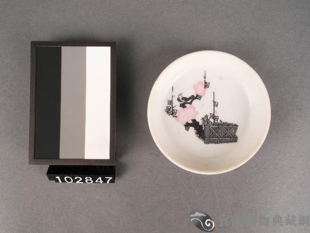 彩繪梅花紋碟藏品圖，第1張