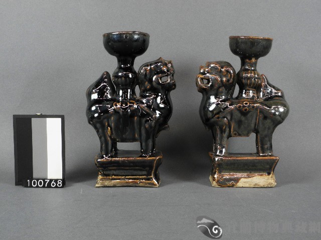 赤釉獅座燭台藏品圖，第1張