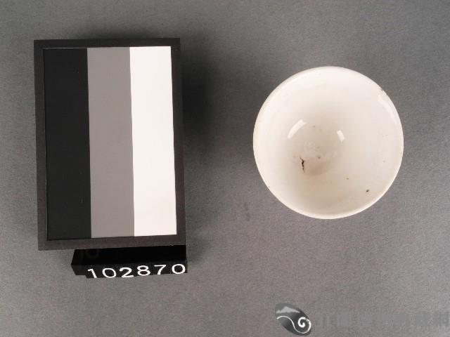 青花桃紅彩花卉紋杯藏品圖，第2張