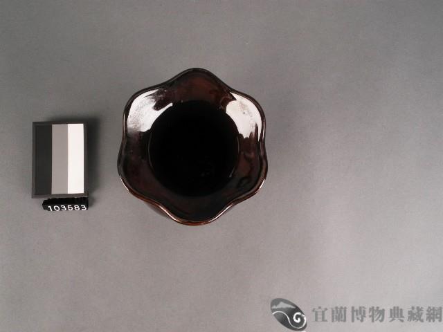 赤釉刻花花瓶藏品圖，第2張