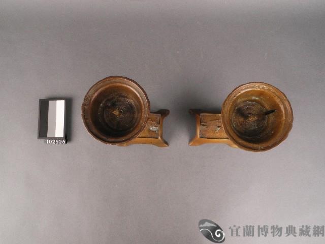銅製蝠紋燭臺藏品圖，第2張