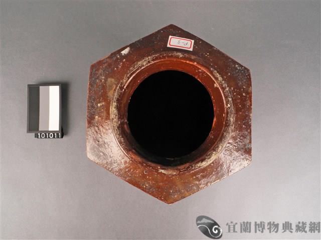 褐釉六角陶罐藏品圖，第2張