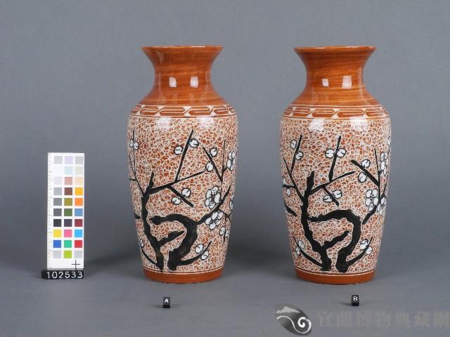 赤釉梅花紋花瓶藏品圖，第2張