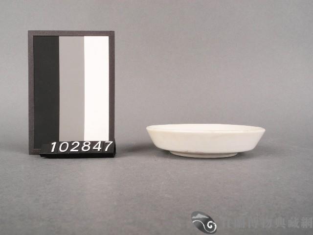 彩繪梅花紋碟藏品圖，第2張