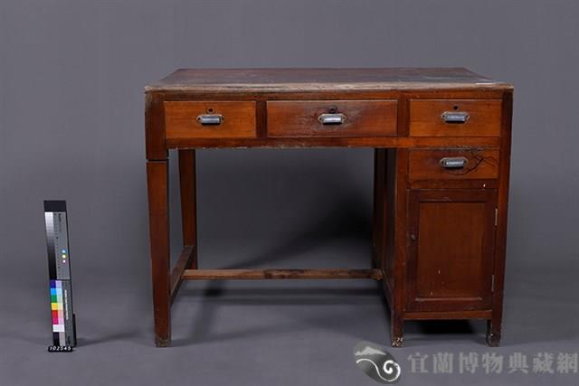 書桌藏品圖，第2張